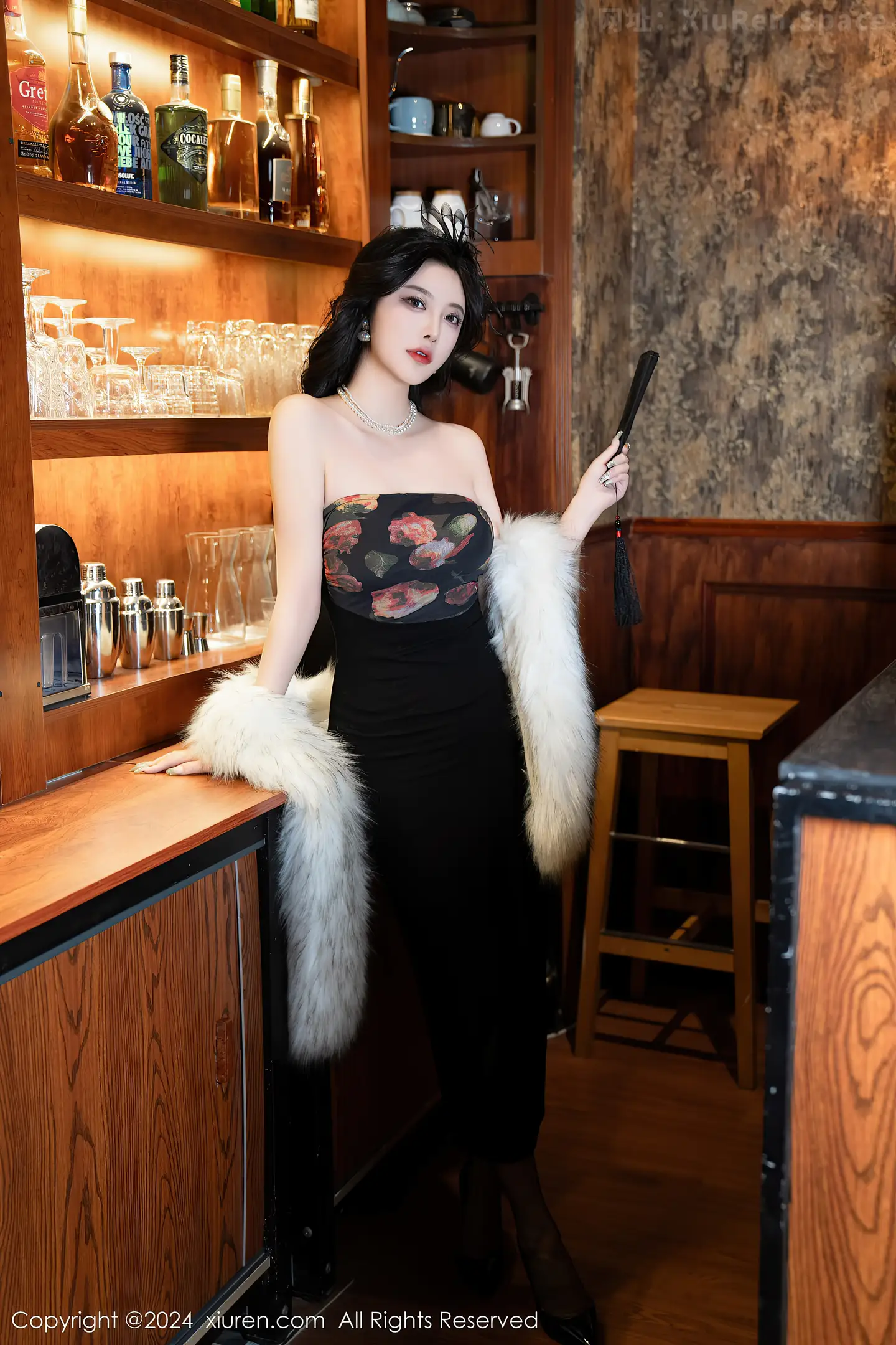 图片[2]-[XiuRen秀人网]VOL.8169 女神杨晨晨Yome性感深色露肩连衣短裙配黑丝吊袜完美诱惑写真90P-秀人网官方网站